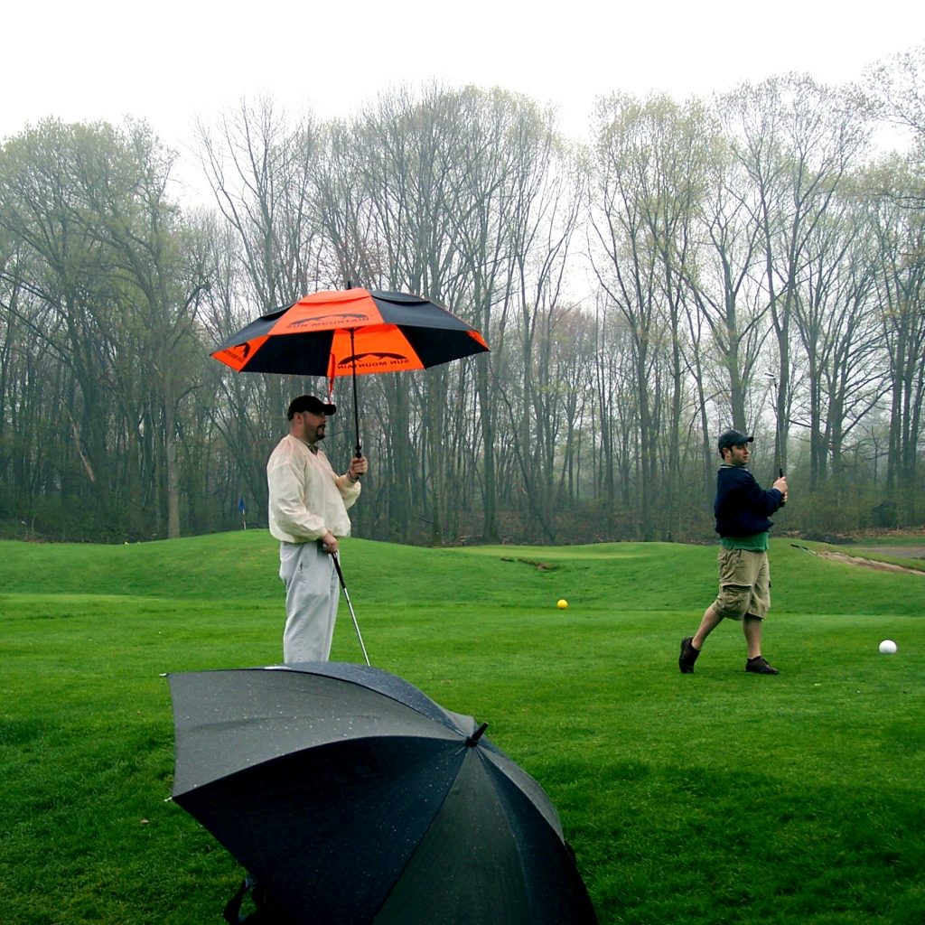 Top 100+ Images golfing in the rain pictures Completed