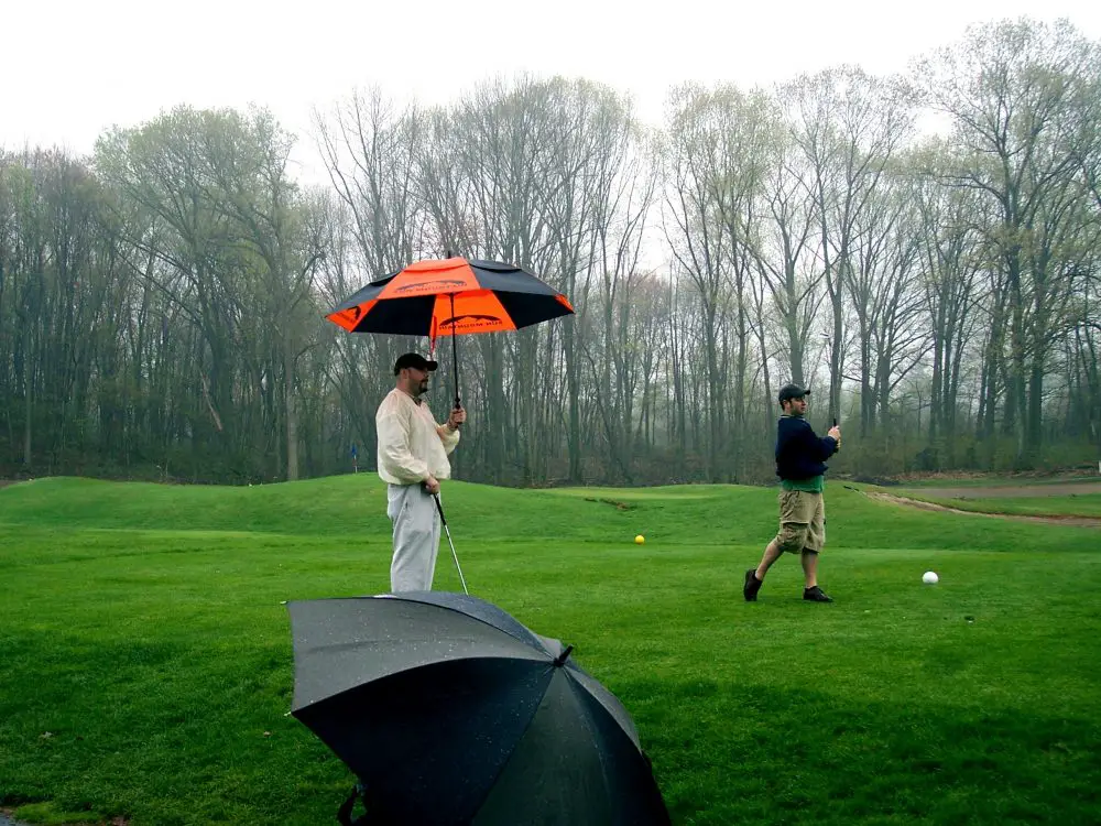 how-to-play-golf-comfortably-in-the-rain